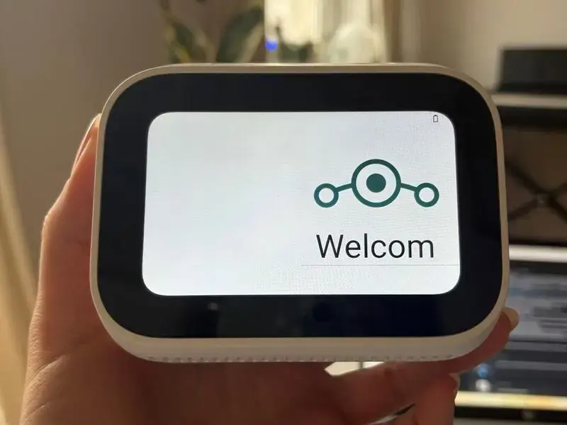 Photo of the Xiaomi Smart Clock with the Lineage OS logo and the text Welcom